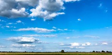 Landschaftsaufnahme Wolkenformation über dem Moor