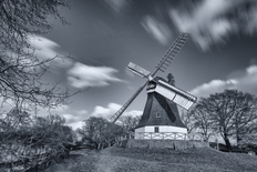 Schwarzweißfoto der Worpsweder Mühle im Frühjahr