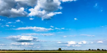 Landschaftsaufnahme Wolkenformation über dem Moor