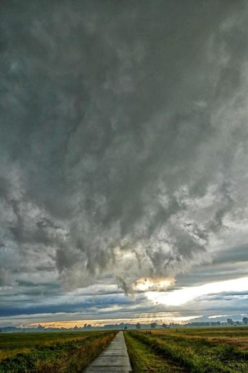 Landschaftsaufnahme Wolkenformation im Abendlicht