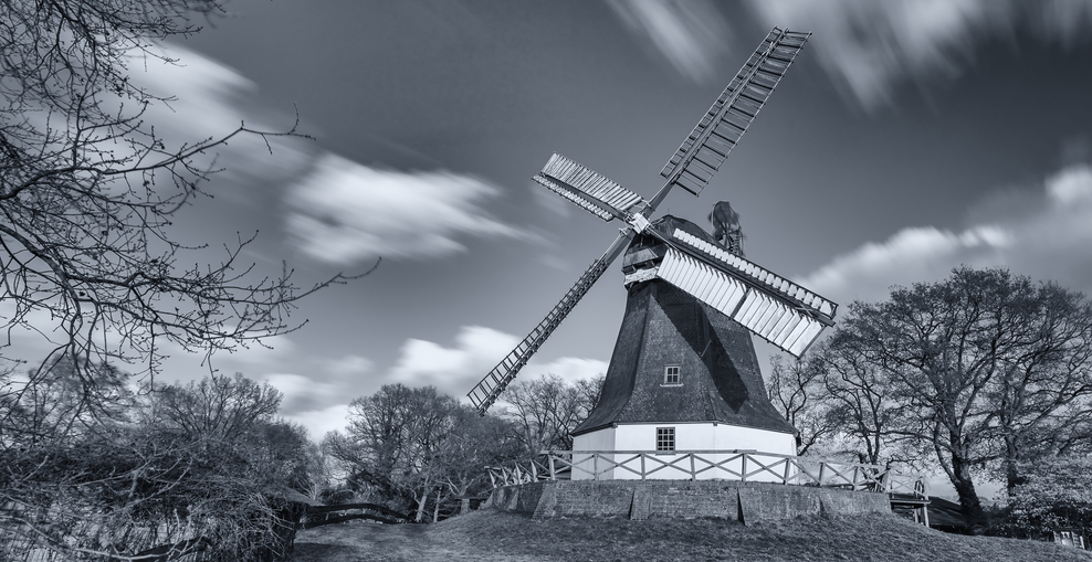 Schwarzweißfoto der Worpsweder Mühle im Frühjahr