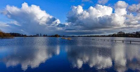 Landschaftsaufnahme Wasser und Wolken